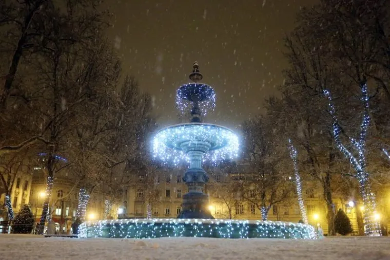 Romantična slika Zrinjevca pod snježnim pokrivačem.