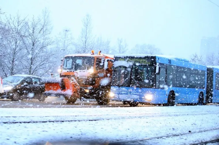 Ekipe Zimske službe čistit će Zagreb cijelu noć kako bi grad sutra ujutro bio čist, rekao je Su&scaron;a te dodao kako su sve ceste u gradu prohodne te da Zimska služba na raspolaganju ima 17.500 tona soli i oko 2000 tona sipine. (H)