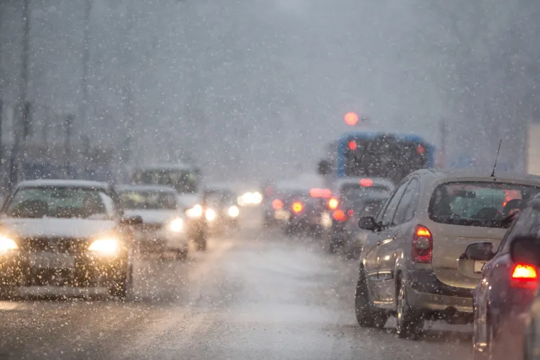 Snježna mećava zabijelila Zagreb i uzrokovala prometni kolaps