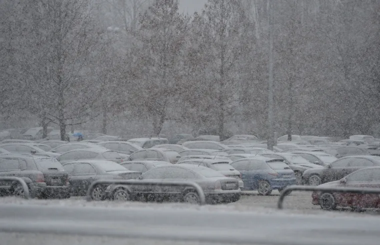 Snježna mećava zabijelila Zagreb i uzrokovala prometni kolaps