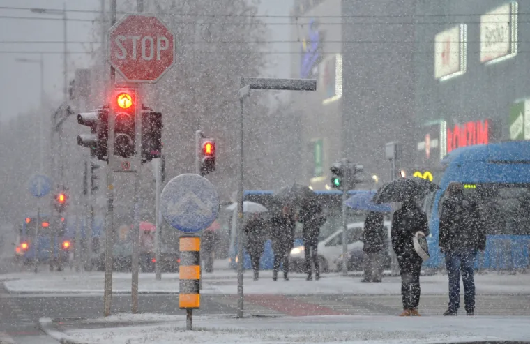 Snježna mećava zabijelila Zagreb i uzrokovala prometni kolaps