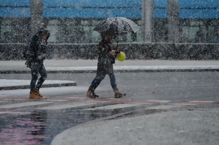 Snježna mećava zabijelila Zagreb i uzrokovala prometni kolaps