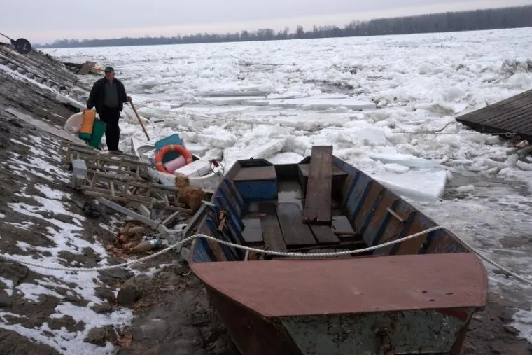 Progla&scaron;ena izvanredna obrana: Sante leda o&scaron;tetile splavove i čamce na Dunavu