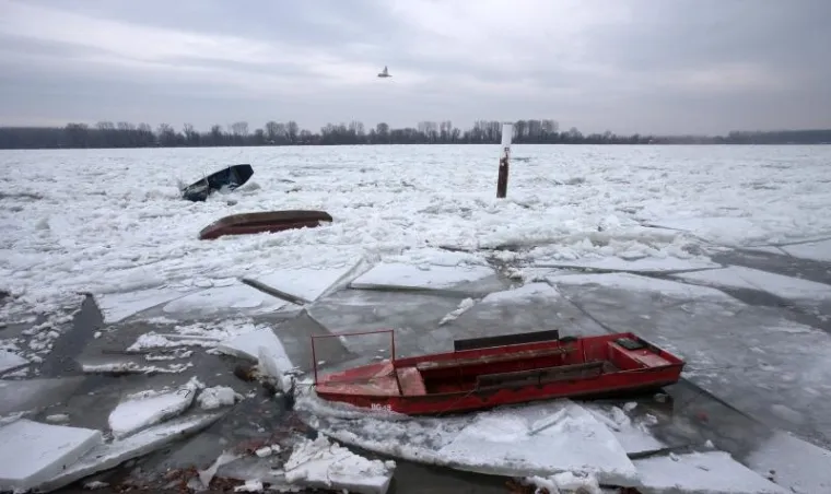 Progla&scaron;ena izvanredna obrana: Sante leda o&scaron;tetile splavove i čamce na Dunavu