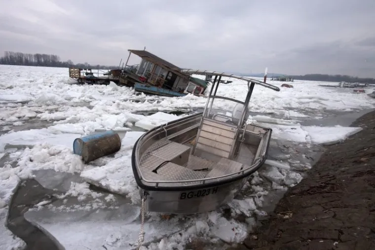 Progla&scaron;ena izvanredna obrana: Sante leda o&scaron;tetile splavove i čamce na Dunavu