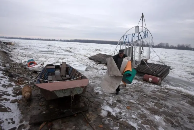 Progla&scaron;ena izvanredna obrana: Sante leda o&scaron;tetile splavove i čamce na Dunavu