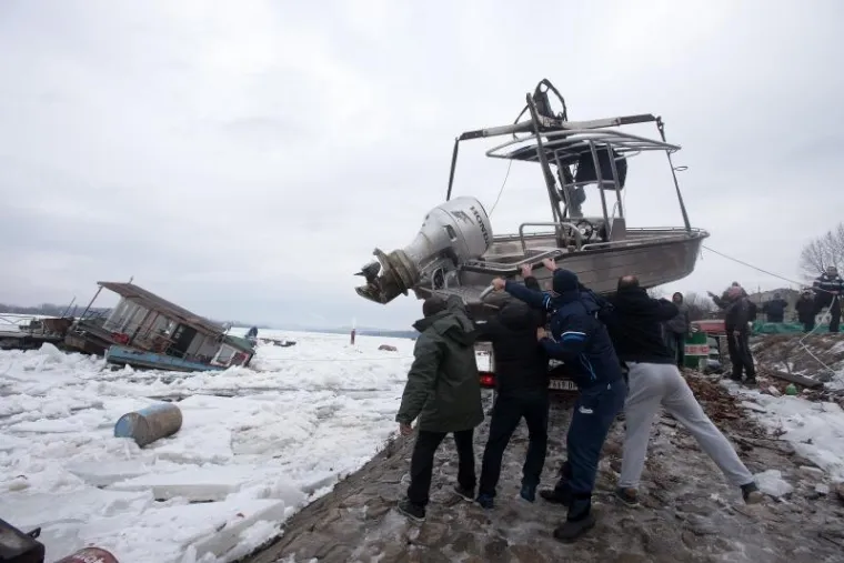 Progla&scaron;ena izvanredna obrana: Sante leda o&scaron;tetile splavove i čamce na Dunavu