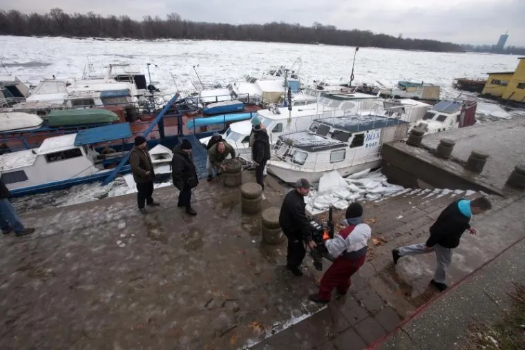 Progla&scaron;ena izvanredna obrana: Sante leda o&scaron;tetile splavove i čamce na Dunavu