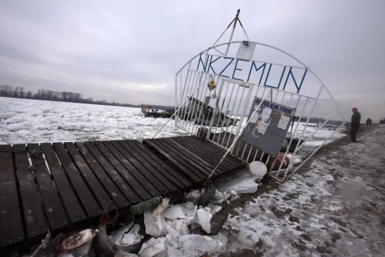 Progla&scaron;ena izvanredna obrana: Sante leda o&scaron;tetile splavove i čamce na Dunavu