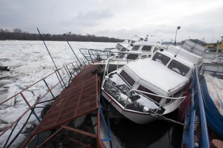 Progla&scaron;ena izvanredna obrana: Sante leda o&scaron;tetile splavove i čamce na Dunavu