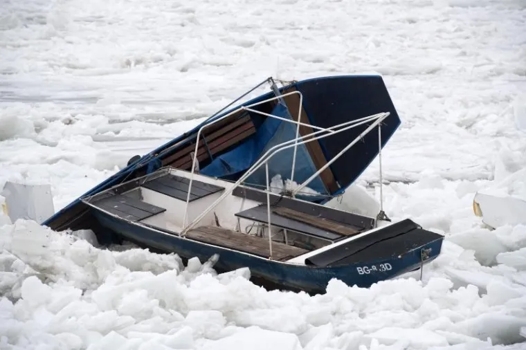 Progla&scaron;ena izvanredna obrana: Sante leda o&scaron;tetile splavove i čamce na Dunavu
