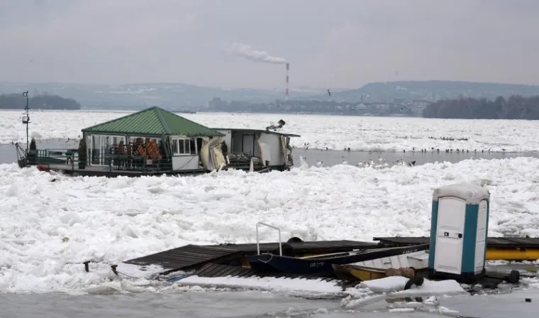 Progla&scaron;ena izvanredna obrana: Sante leda o&scaron;tetile splavove i čamce na Dunavu