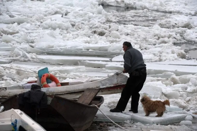 Progla&scaron;ena izvanredna obrana: Sante leda o&scaron;tetile splavove i čamce na Dunavu