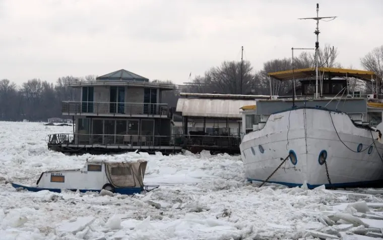 Progla&scaron;ena izvanredna obrana: Sante leda o&scaron;tetile splavove i čamce na Dunavu