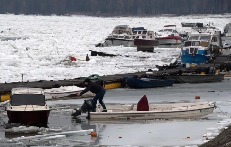 Progla&scaron;ena izvanredna obrana: Sante leda o&scaron;tetile splavove i čamce na Dunavu