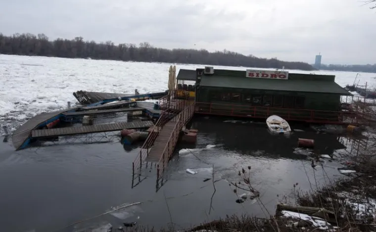 Progla&scaron;ena izvanredna obrana: Sante leda o&scaron;tetile splavove i čamce na Dunavu