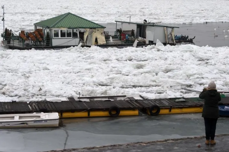 Progla&scaron;ena izvanredna obrana: Sante leda o&scaron;tetile splavove i čamce na Dunavu