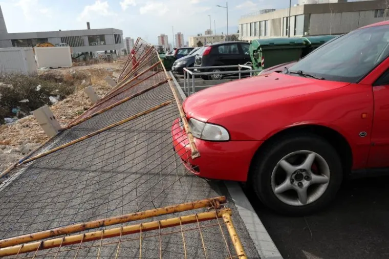 Orkanska bura ru&scaron;ila stabla, motore, kontejnere i ograde te otkinula dio fasade FF-a