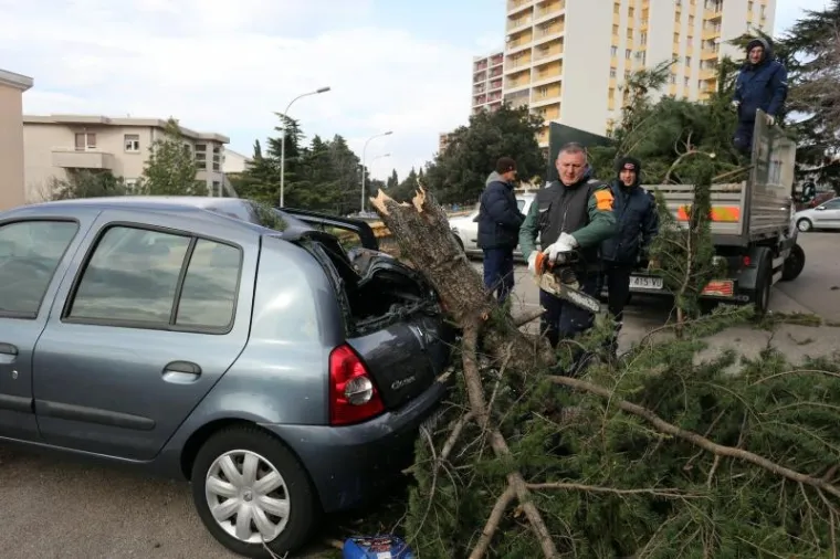 Orkanska bura ru&scaron;ila stabla, motore, kontejnere i ograde te otkinula dio fasade FF-a