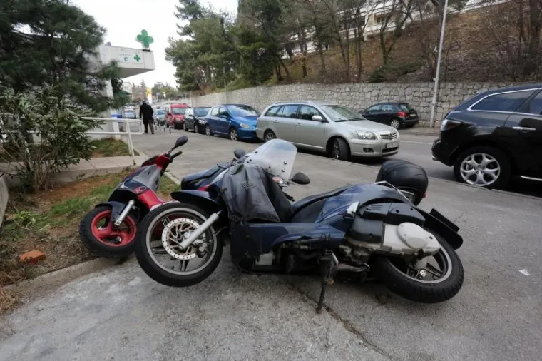 Orkanska bura ru&scaron;ila stabla, motore, kontejnere i ograde te otkinula dio fasade FF-a