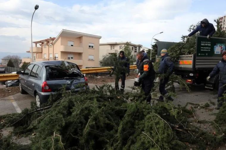Orkanska bura ru&scaron;ila stabla, motore, kontejnere i ograde te otkinula dio fasade FF-a