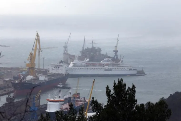 Orkanska bura ru&scaron;ila stabla, motore, kontejnere i ograde te otkinula dio fasade FF-a