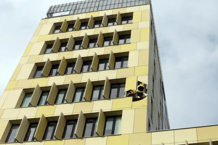 Orkanska bura ru&scaron;ila stabla, motore, kontejnere i ograde te otkinula dio fasade FF-a