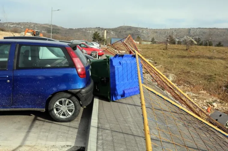 Orkanska bura ru&scaron;ila stabla, motore, kontejnere i ograde te otkinula dio fasade FF-a