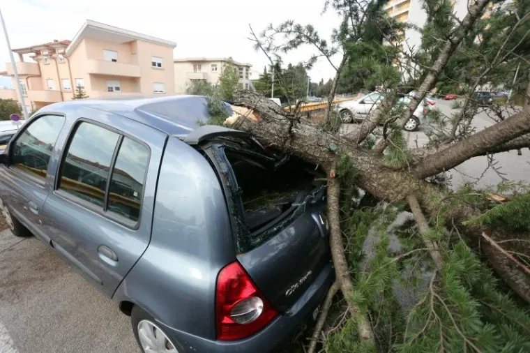 Orkanska bura ru&scaron;ila stabla, motore, kontejnere i ograde te otkinula dio fasade FF-a