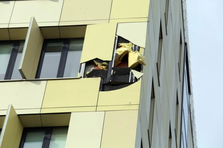 Orkanska bura ru&scaron;ila stabla, motore, kontejnere i ograde te otkinula dio fasade FF-a