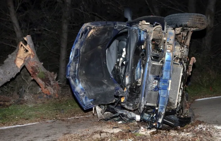 STRAVIČNA PROMETNA KOD VODICA: Teško ozlijeđeno više osoba, automobil je smrskan