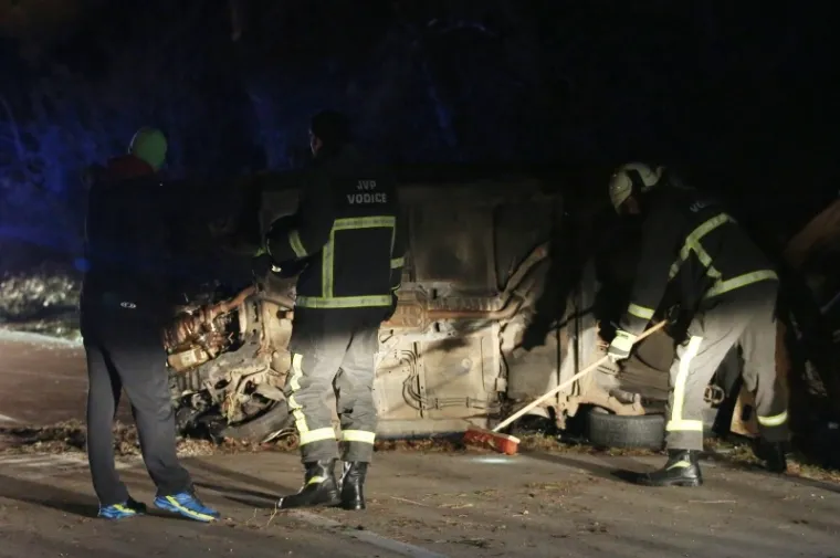 STRAVIČNA PROMETNA KOD VODICA: Teško ozlijeđeno više osoba, automobil je smrskan
