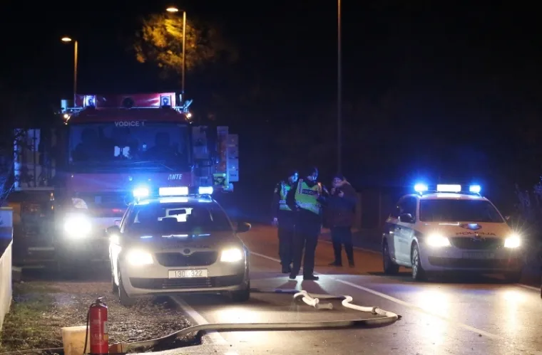 STRAVIČNA PROMETNA KOD VODICA: Teško ozlijeđeno više osoba, automobil je smrskan