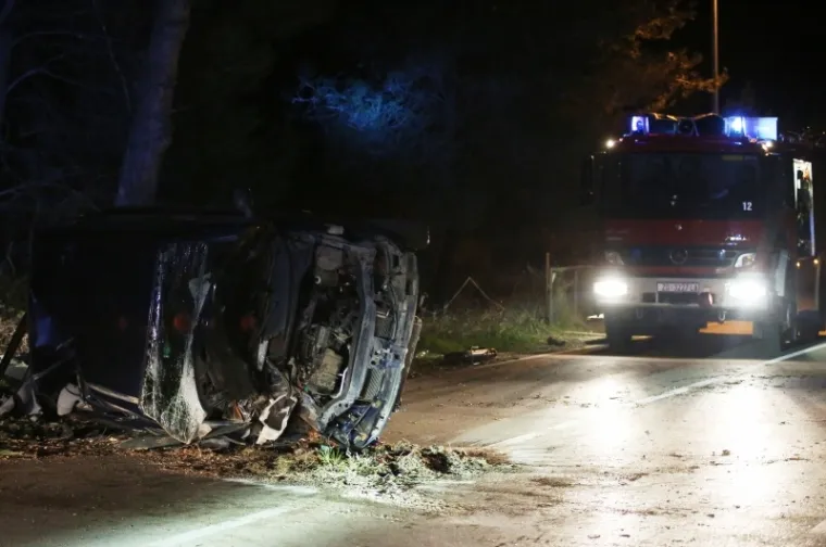 STRAVIČNA PROMETNA KOD VODICA: Teško ozlijeđeno više osoba, automobil je smrskan