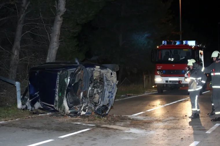 STRAVIČNA PROMETNA KOD VODICA: Teško ozlijeđeno više osoba, automobil je smrskan