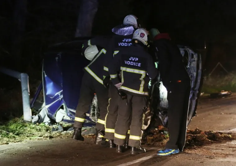 STRAVIČNA PROMETNA KOD VODICA: Teško ozlijeđeno više osoba, automobil je smrskan