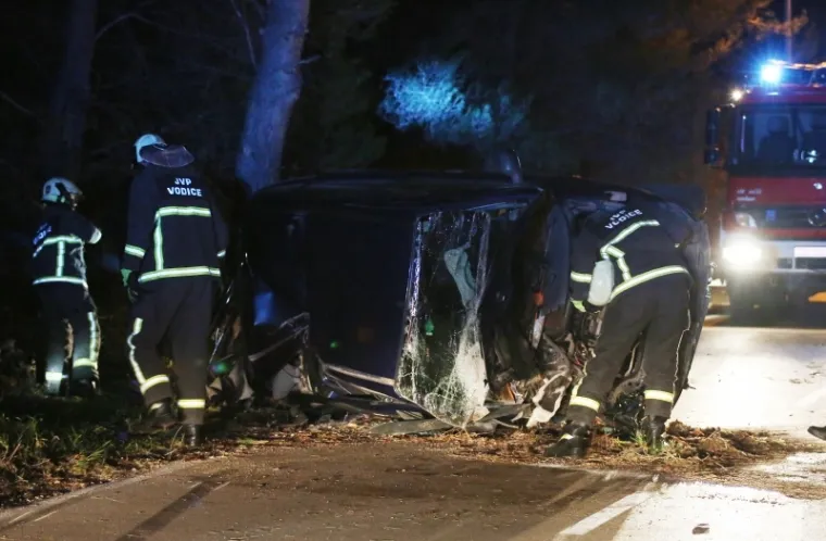 STRAVIČNA PROMETNA KOD VODICA: Teško ozlijeđeno više osoba, automobil je smrskan
