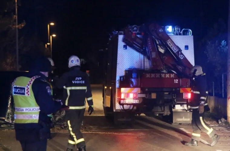 STRAVIČNA PROMETNA KOD VODICA: Teško ozlijeđeno više osoba, automobil je smrskan