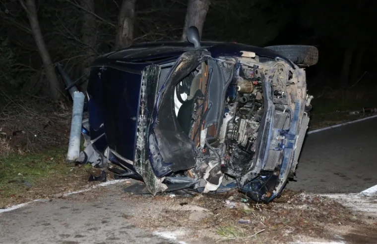 STRAVIČNA PROMETNA KOD VODICA: Teško ozlijeđeno više osoba, automobil je smrskan