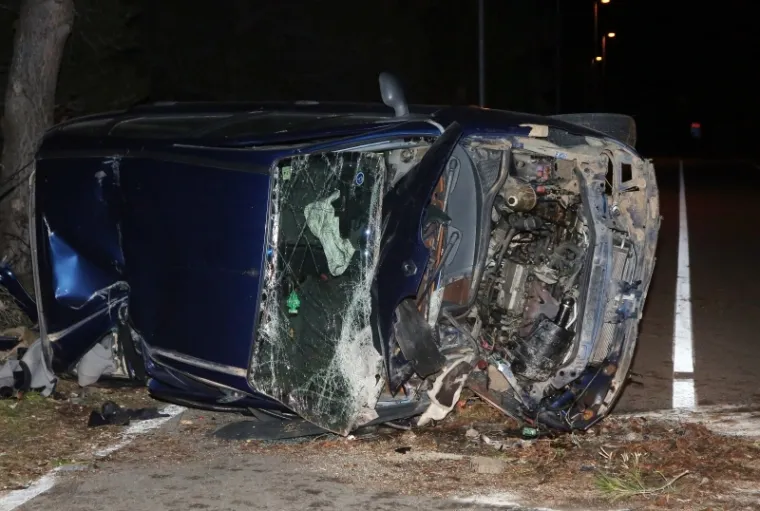 STRAVIČNA PROMETNA KOD VODICA: Teško ozlijeđeno više osoba, automobil je smrskan