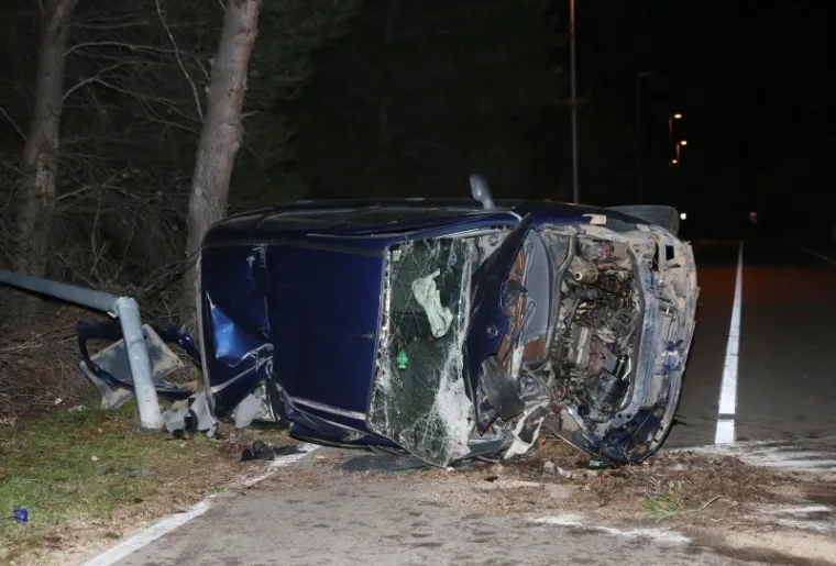 STRAVIČNA PROMETNA KOD VODICA: Teško ozlijeđeno više osoba, automobil je smrskan