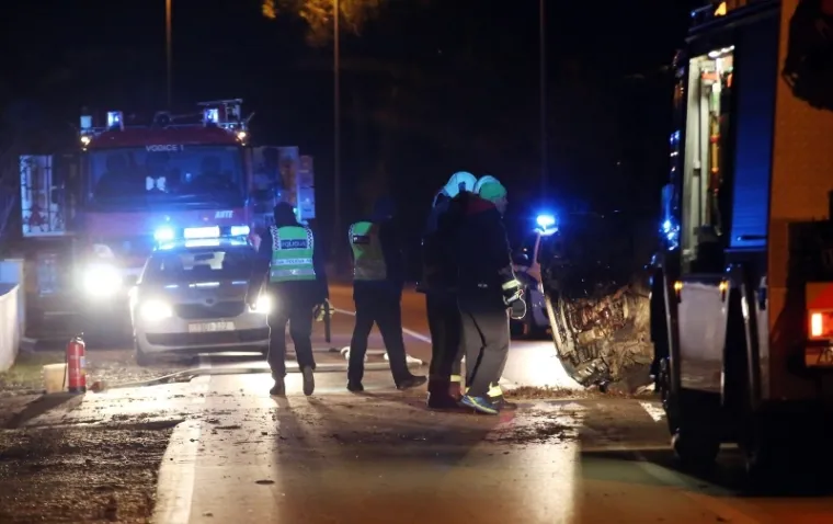 STRAVIČNA PROMETNA KOD VODICA: Teško ozlijeđeno više osoba, automobil je smrskan