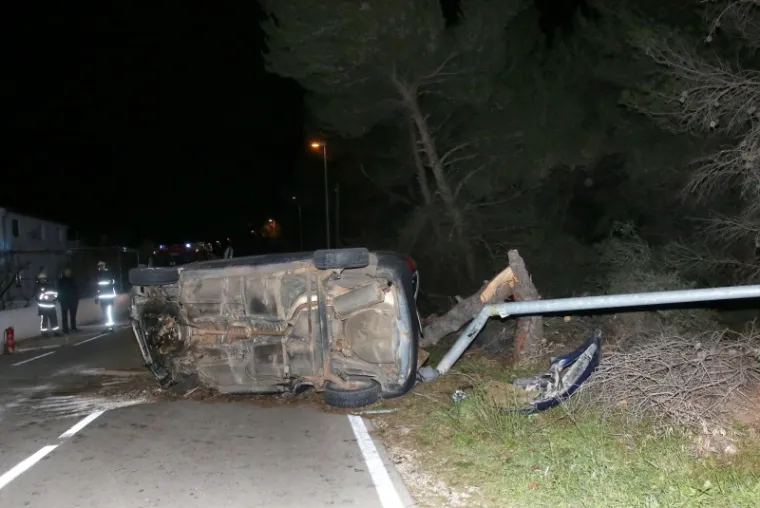 STRAVIČNA PROMETNA KOD VODICA: Teško ozlijeđeno više osoba, automobil je smrskan