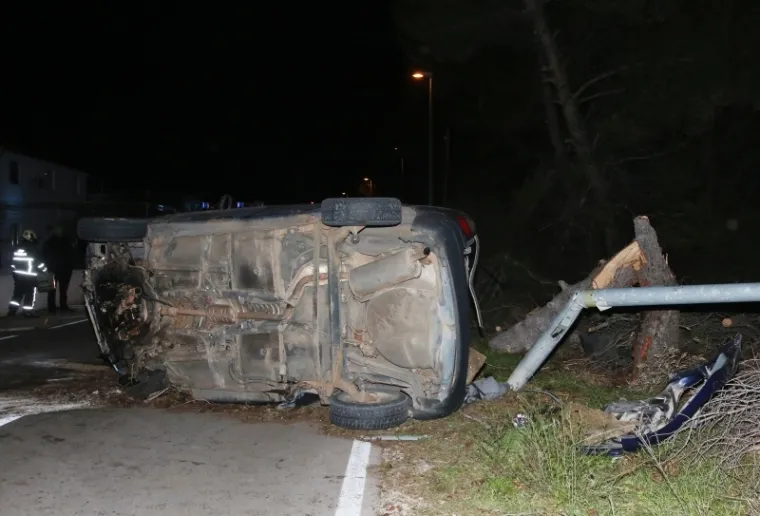 STRAVIČNA PROMETNA KOD VODICA: Teško ozlijeđeno više osoba, automobil je smrskan