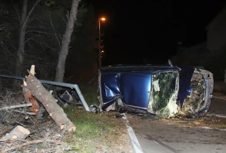 STRAVIČNA PROMETNA KOD VODICA: Teško ozlijeđeno više osoba, automobil je smrskan