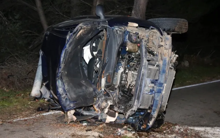 STRAVIČNA PROMETNA KOD VODICA: Teško ozlijeđeno više osoba, automobil je smrskan