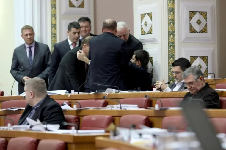 Saborska straža iznijela Ivana Pernara iz sabornice