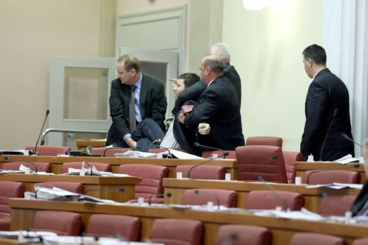 Saborska straža iznijela Ivana Pernara iz sabornice