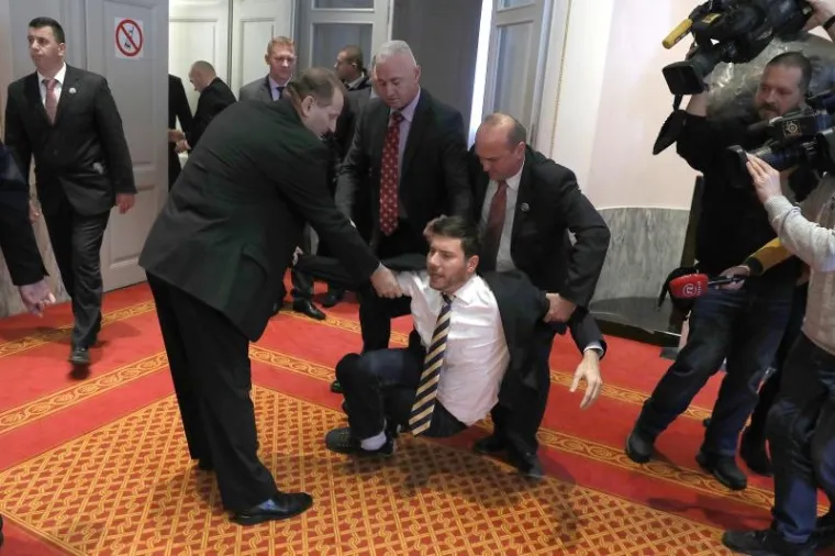 Saborska straža iznijela Ivana Pernara iz sabornice