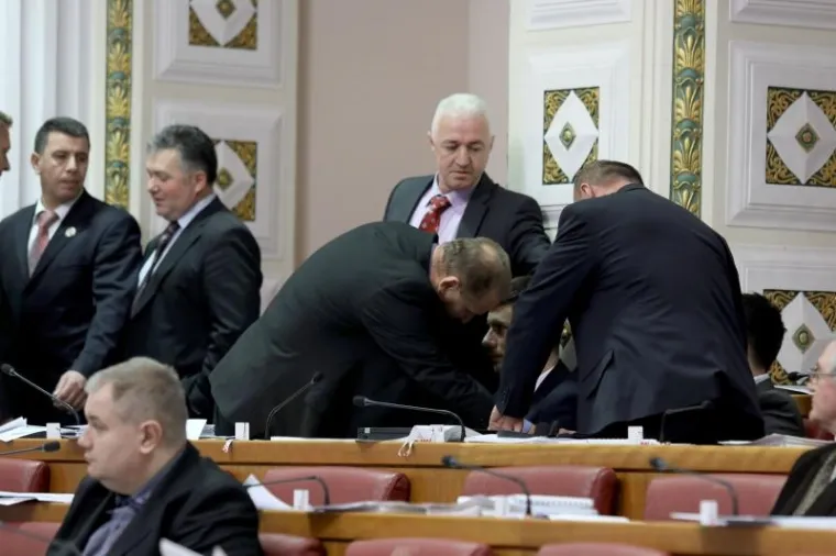 Saborska straža iznijela Ivana Pernara iz sabornice